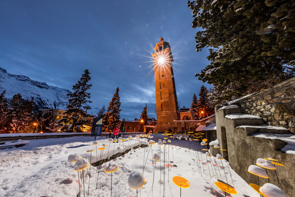 Lichtinstallation beim schiefen Turm von St.Moritz. Im Rahmen der «FIS Alpinen Ski WM St.Moritz 2017» lassen wir wir St.Moritz scheinen und schicken g