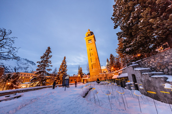 Lichtinstallation beim schiefen Turm von St.Moritz. Im Rahmen der «FIS Alpinen Ski WM St.Moritz 2017» lassen wir wir St.Moritz scheinen und schicken g