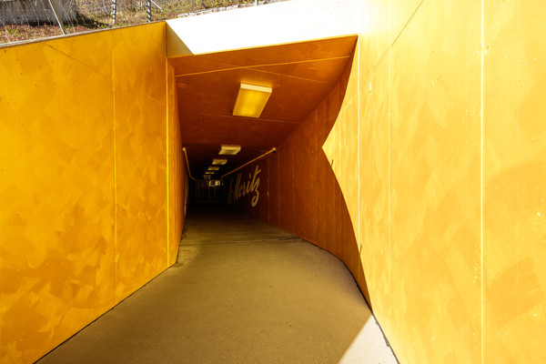Tunnelzugang zum Parkhaus Serletta in St. Moritz im Oberengadin.