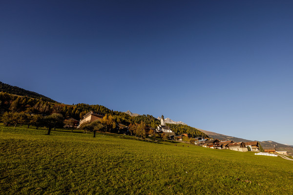 Goldene Abendstimmung bei Sumvitg im Bündner Oberland, Graubünden, Schweiz.