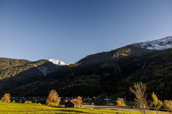 Goldene Abendstimmung bei Sumvitg im Bündner Oberland, Graubünden, Schweiz.