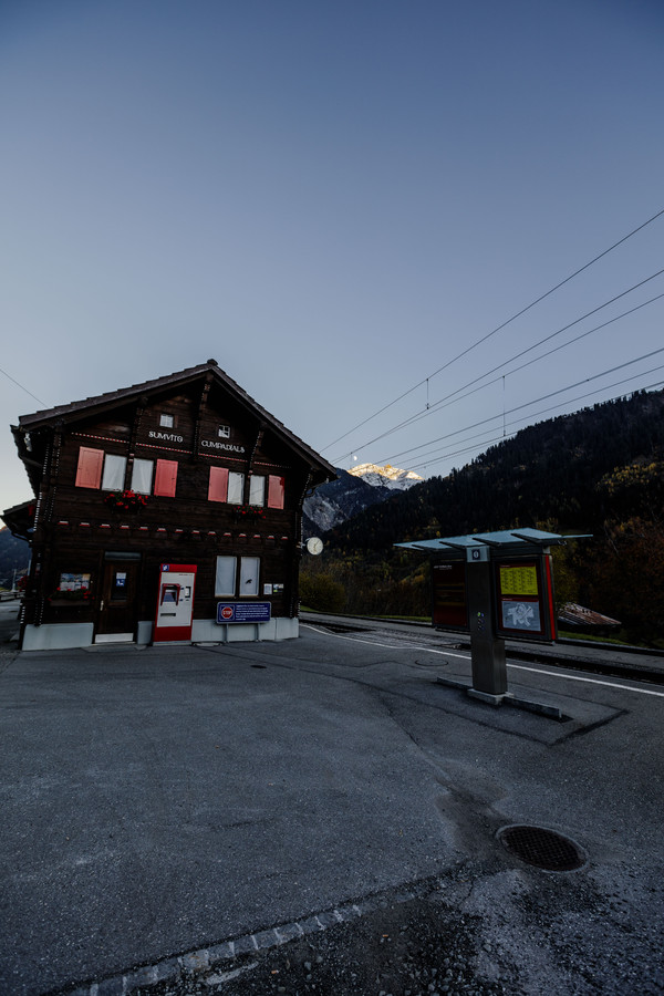 Die Station Sumvitg-Cumpadials der Rhätischen Bahn bei Sumvitg im Bündner Oberland, Graubünden, Schweiz.