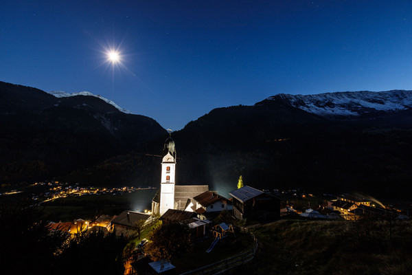 Abendstimmung mit mondaufgang bei Sumvitg im Bündner Oberland, Graubünden, Schweiz.