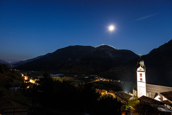 Abendstimmung mit mondaufgang bei Sumvitg im Bündner Oberland, Graubünden, Schweiz.