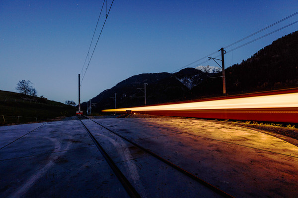 Zugsdurchfahrt bei der Station Sumvitg-Cumpadials der Rhätischen Bahn bei Sumvitg im Bündner Oberland, Graubünden, Schweiz.