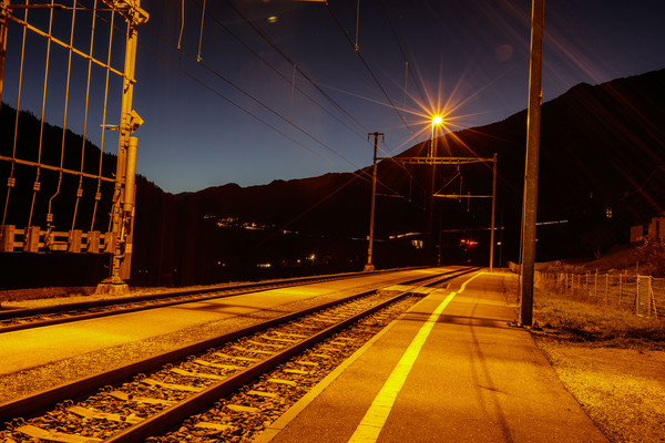 Die Station Sumvitg-Cumpadials der Rhätischen Bahn bei Sumvitg im Bündner Oberland, Graubünden, Schweiz.