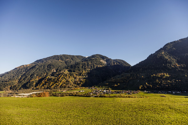 Blick auf Surrein und die Alp Nadéls in der Surselva in Graubünden