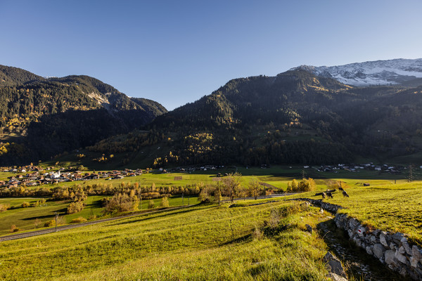Blick auf Surrein und die Alp Nadéls in der Surselva in Graubünden