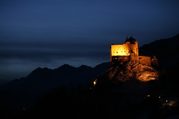 Winterliche Abendstimmung mit Schloss Tarasp, im Unterengadin