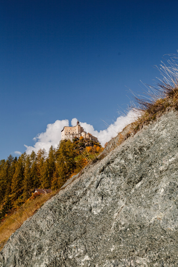 Herbststimmung bei Spargels/Tarasp mit Blick auf das Wahrzeichen des Unterengadins, das Schloss Tarasp.