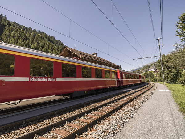 Einfahrt der Rhätischen Bahn im Bahnhof Tavanasa/Breil-Brigels