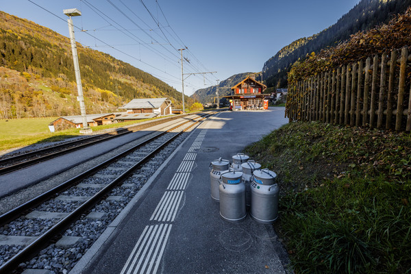 Milchkessel beim Bahnhof Tavanasa in der Surselva, Graubünden