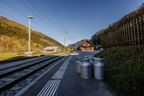 Milchkessel beim Bahnhof Tavanasa in der Surselva, Graubünden