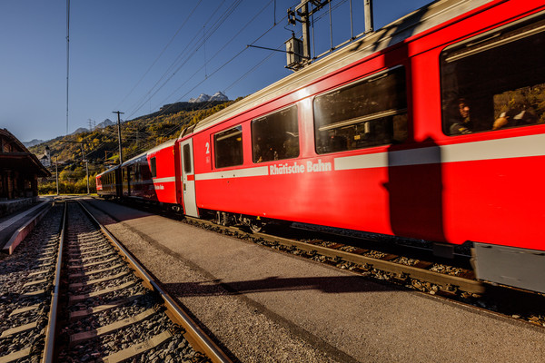 Die Rhätische Bahn beim Bahnhof Tavanasa in der Surselva, Graubünden