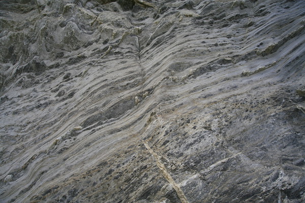 Strukturen im Fels bei Tiefencastel in Graubünden