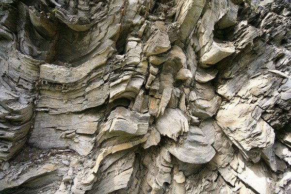 Strukturen im Fels bei Tiefencastel in Graubünden