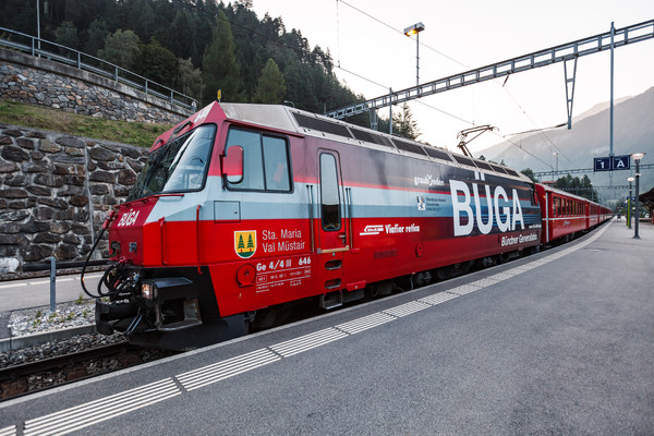 BÜGA-Lok der RhB beim Bahnhof Tiefencastel in Graubünden