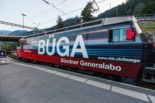 BÜGA-Lok der RhB beim Bahnhof Tiefencastel in Graubünden