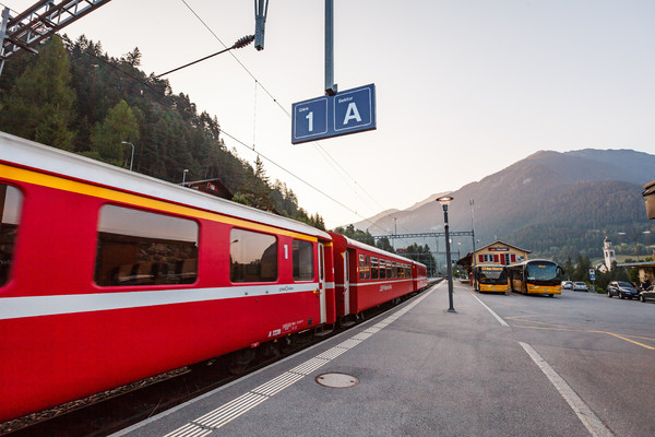 RhB und Postautos beim Bahnhof Tiefencastel in Graubünden