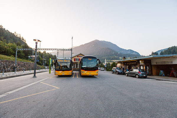 Postautos beim Bahnhof Tiefencastel in Graubünden