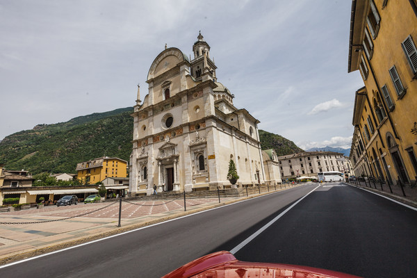 Auf der Kreuzung vor der Madonna di Tirano in Tirano im Veltlin