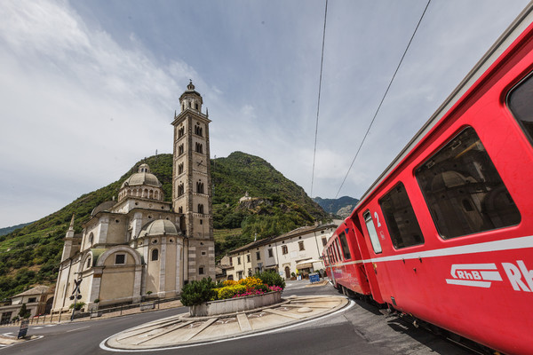Die Rhätische Bahn vor der Madonna di Tirano in Tirano im Veltlin