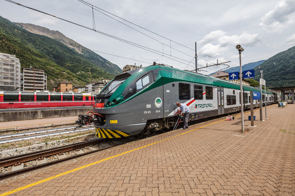 Züge der Linie Tirano?Sondrio der Trenord im Bahnhof von Tirano