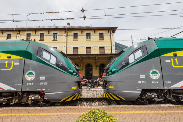 Züge der Linie Tirano?Sondrio der Trenord im Bahnhof von Tirano