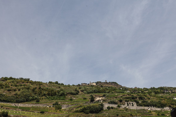 Blick von Tresenda zur Kirche San Gervasino unterhalb von Teglio im Veltlin