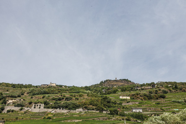 Blick von Tresenda zur Kirche San Gervasino unterhalb von Teglio im Veltlin
