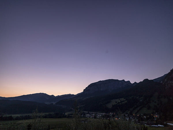 Abendstimmung bei Trin Mulin in der Surselva, Graubünden, Schweiz. Eindrücklich ragt der Flimserstein (Crap da Flem) in den Abendhimmel.