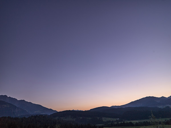 Abendstimmung bei Trin Mulin in der Surselva, Graubünden, Schweiz. Blick in Richtung Westen über das Flimser Bergsturzgebiet und den Flimserwald.