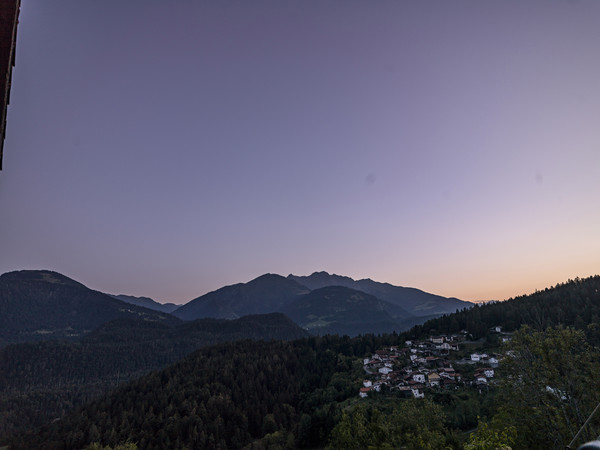 Abendstimmung bei Trin Mulin in der Surselva, Graubünden, Schweiz. Blick in Richtung Piz Riein und Safiental.