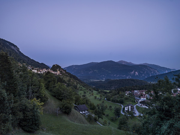Abendstimmung bei Trin in der Surselva, Graubünden, Schweiz. Blick in Richtung Bonaduz und Dreibündenstein.