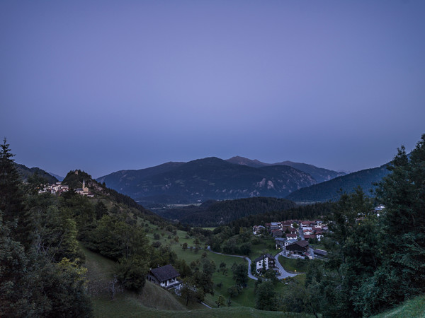 Abendstimmung bei Trin in der Surselva, Graubünden, Schweiz. Blick in Richtung Bonaduz und Dreibündenstein.