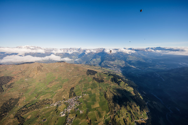 Unterwegs mit dem Heissluftballon hoch über dem Val Lumnezia