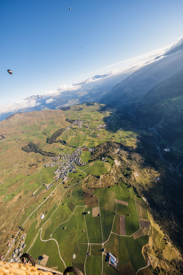 Unterwegs mit dem Heissluftballon hoch über dem Val Lumnezia