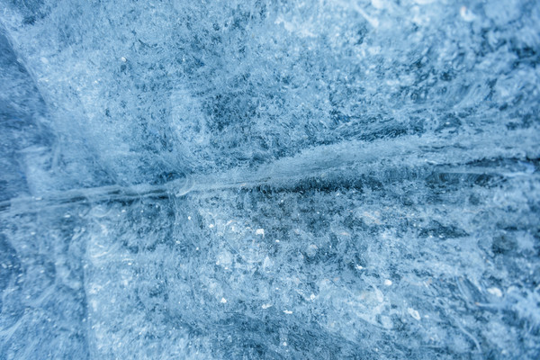 Eishöhle im Toteis des Vadret da la Sella am Fuss des Piz Aguagliouls, ganz zuhinterst im Val Roseg bei Pontresina im Oberengadin.