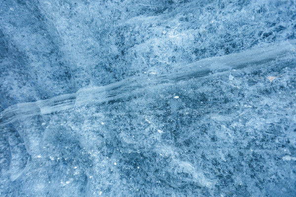 Eishöhle im Toteis des Vadret da la Sella am Fuss des Piz Aguagliouls, ganz zuhinterst im Val Roseg bei Pontresina im Oberengadin.