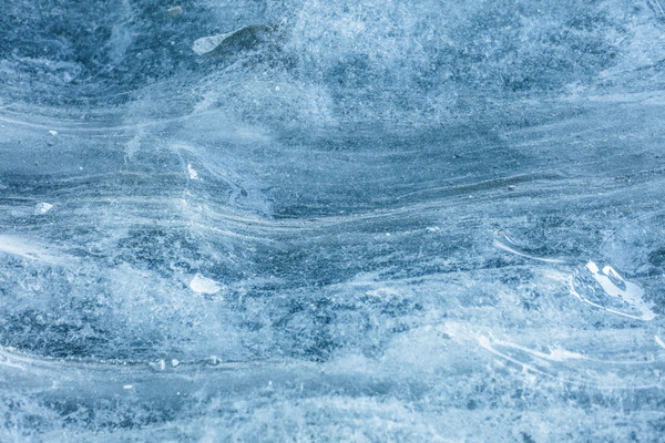 Eishöhle im Toteis des Vadret da la Sella am Fuss des Piz Aguagliouls, ganz zuhinterst im Val Roseg bei Pontresina im Oberengadin.