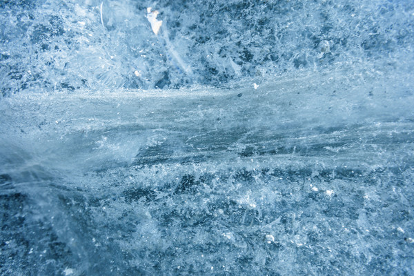 Eishöhle im Toteis des Vadret da la Sella am Fuss des Piz Aguagliouls, ganz zuhinterst im Val Roseg bei Pontresina im Oberengadin.