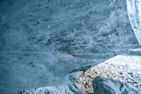 Eishöhle im Toteis des Vadret da la Sella am Fuss des Piz Aguagliouls, ganz zuhinterst im Val Roseg bei Pontresina im Oberengadin.