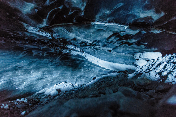 Eishöhle im Toteis des Vadret da la Sella am Fuss des Piz Aguagliouls, ganz zuhinterst im Val Roseg bei Pontresina im Oberengadin.