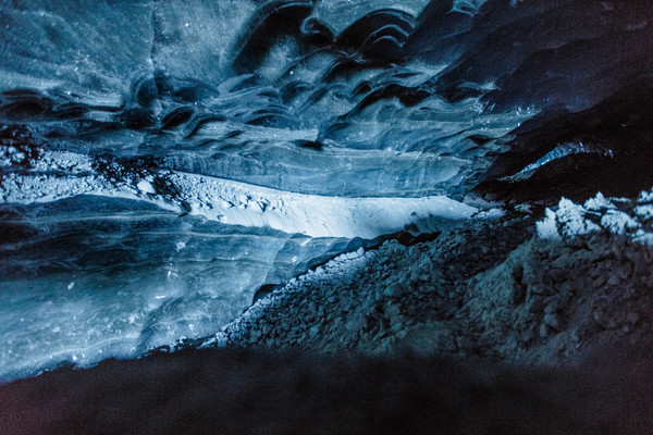 Eishöhle im Toteis des Vadret da la Sella am Fuss des Piz Aguagliouls, ganz zuhinterst im Val Roseg bei Pontresina im Oberengadin.