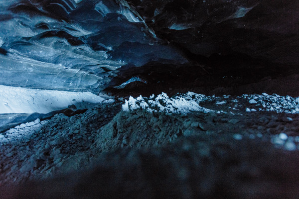 Eishöhle im Toteis des Vadret da la Sella am Fuss des Piz Aguagliouls, ganz zuhinterst im Val Roseg bei Pontresina im Oberengadin.