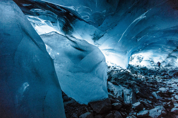 Eishöhle im Toteis des Vadret da la Sella am Fuss des Piz Aguagliouls, ganz zuhinterst im Val Roseg bei Pontresina im Oberengadin.