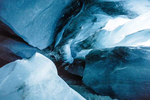 Eishöhle im Toteis des Vadret da la Sella am Fuss des Piz Aguagliouls, ganz zuhinterst im Val Roseg bei Pontresina im Oberengadin.