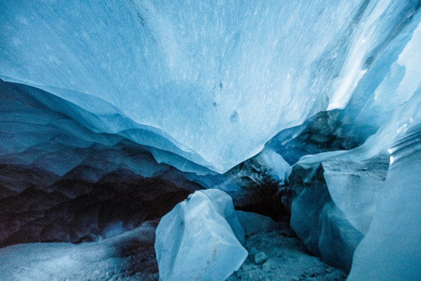 Eishöhle im Toteis des Vadret da la Sella am Fuss des Piz Aguagliouls, ganz zuhinterst im Val Roseg bei Pontresina im Oberengadin.