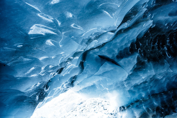 Eishöhle im Toteis des Vadret da la Sella am Fuss des Piz Aguagliouls, ganz zuhinterst im Val Roseg bei Pontresina im Oberengadin.