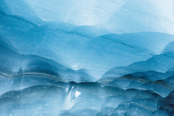 Eishöhle im Toteis des Vadret da la Sella am Fuss des Piz Aguagliouls, ganz zuhinterst im Val Roseg bei Pontresina im Oberengadin.